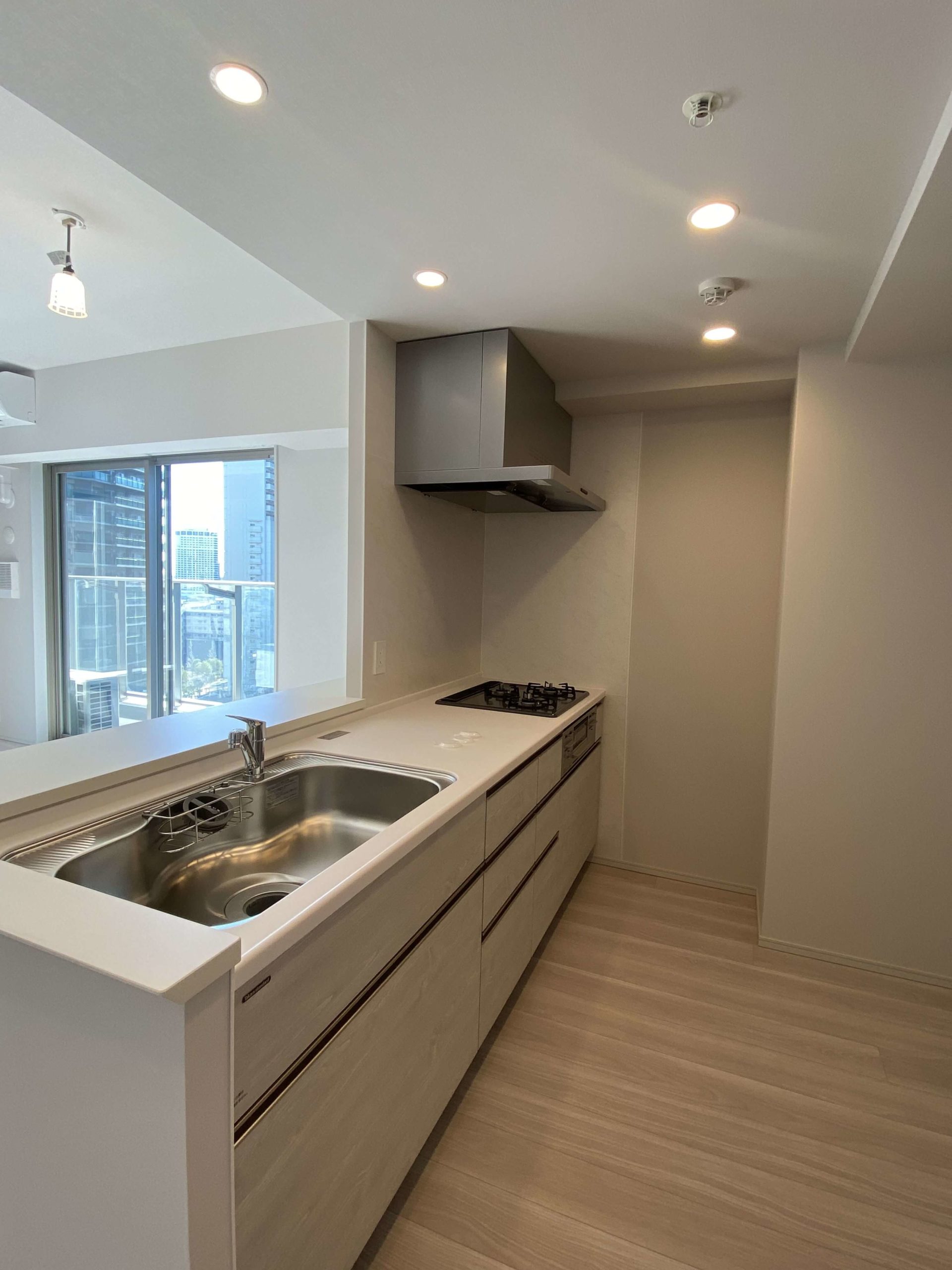 グリル付3口コンロやディスポーザーを備えた清潔感のあるシステムキッチン