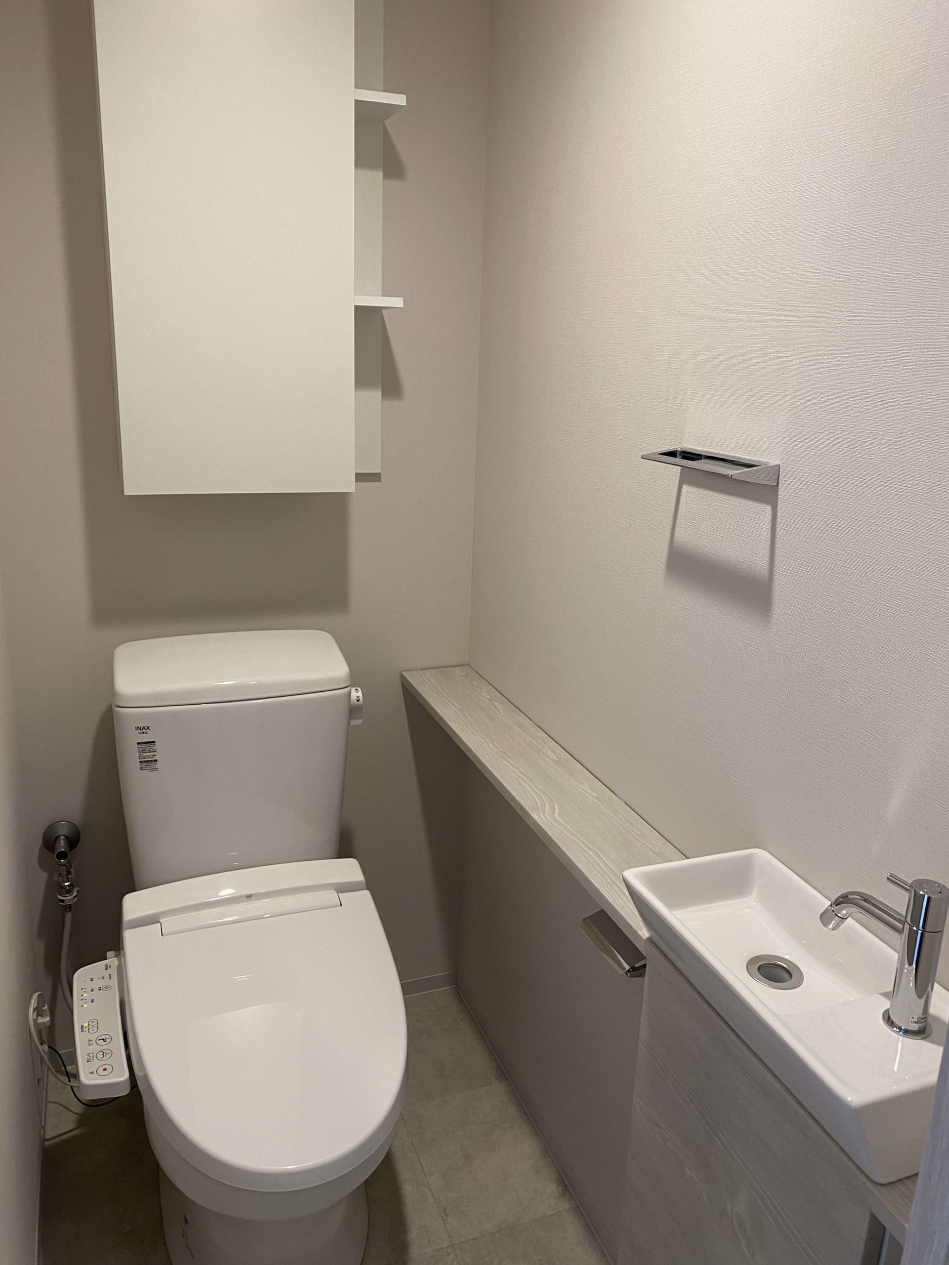 温水洗浄便座付きの清潔感あふれるトイレ