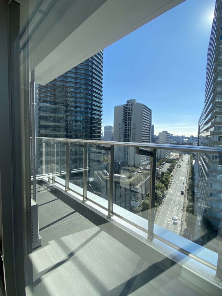 開放的な景色を楽しめる広々としたベランダ