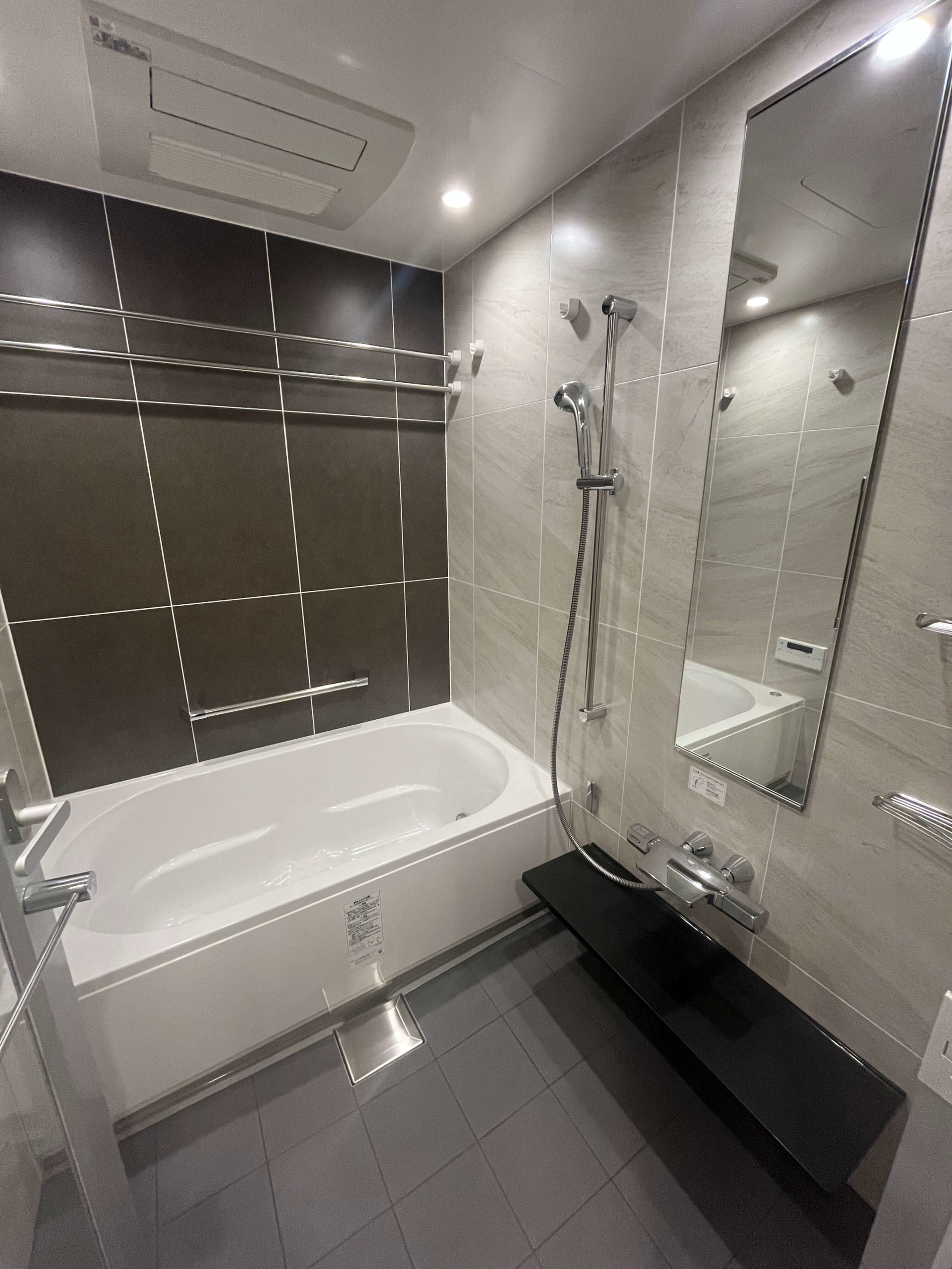 浴室乾燥機や追い焚き機能を備えた快適なバスルーム